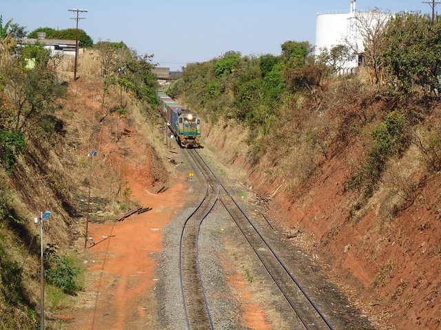 13793 DDM45 #860 com um Trem Expresso chegando de Uberaba. Uberlândia MG