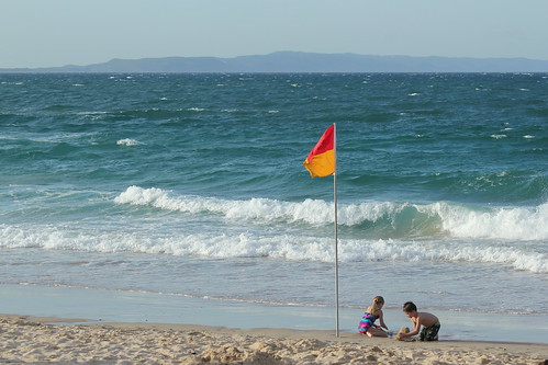 beach children sand flag australia queensland coralsea surfbeach lagunabay noosamainbeach canoneos550d