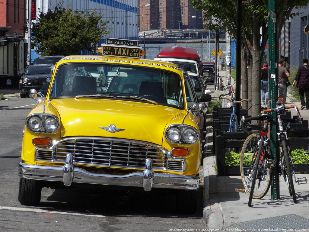 Старый таксопарк. Такси Нью-Йорка 80-х. Таксопарк в Нью-Йорке. Старые автомобили на улицах Нью-Йорка. Старые машины такси.