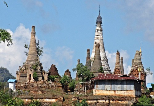 inlelake shanstate myanmar burma asia asie southeastasia inthein nyaungoak stupas pagoda temple buddhisttemple buddhism u