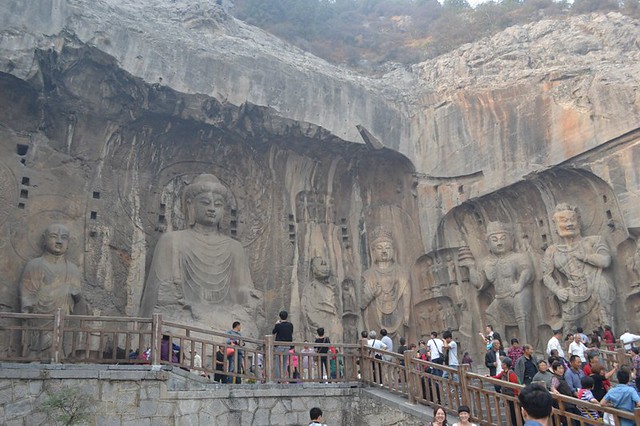LUOYANG, CHINA - Longmen Grottoes - Ancestor Worshipping cave/ ЛОЯН, КИТАЙ - гроты Лунмынь - пещера Почитания Предков