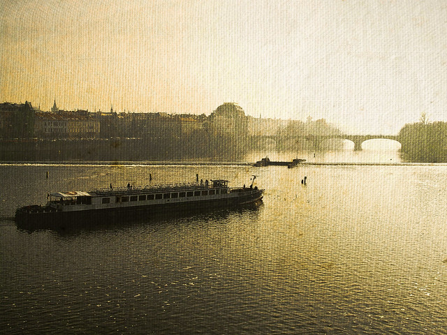 El riu Moldava al seu pas per Praga,El río Moldava a su paso por Praga, The Vltava River passing through Prague (Praga, República Checa)