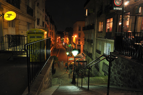 The stairs down below the Metro station - Les escaliers en contrebas de la station