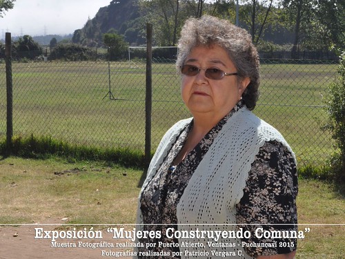 mujeres construyendo comuna | by patriciofotografo