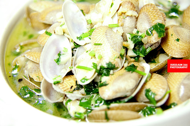 Clams With Garlic, Coriander & Olive Oil