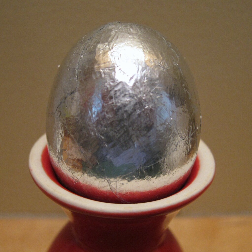 Серебряное яйцо раст. Серебряное яйцо. Пасхальные яйца серебро. Фольга для яиц. Серебряные яйца на Пасху.