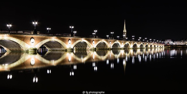 Pont de Pierre à Bordeaux by night