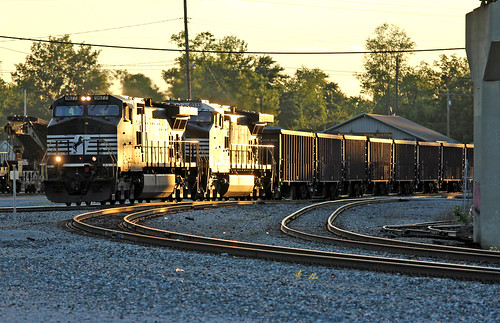 norfolksouthern sunsetphotography bellevueohio norfolksoutherntrains railfaninginbellevueohio norfolksoutherninbellevueohio nsmotivepower glintshots