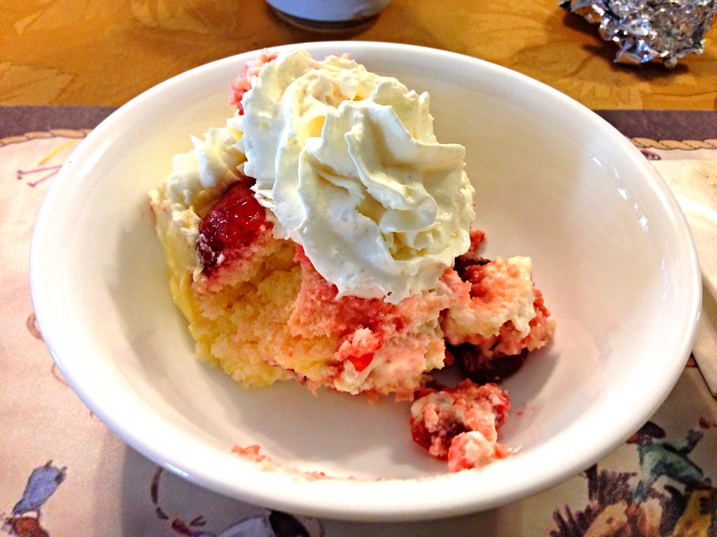 Erdbeere-Kuchen-Sahne-Pudding Dessert | Ein toller Mix hier … | Flickr