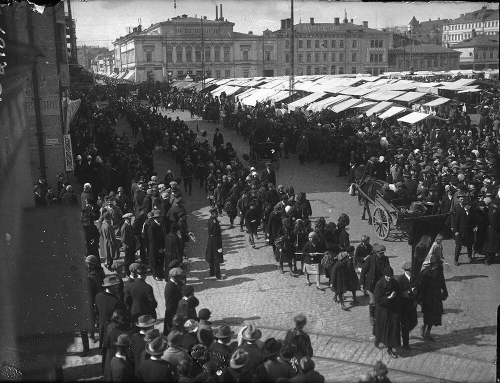 Tyven vappumarssi Eerikinkadulla 1920-luvulla. Poliisi … | Flickr