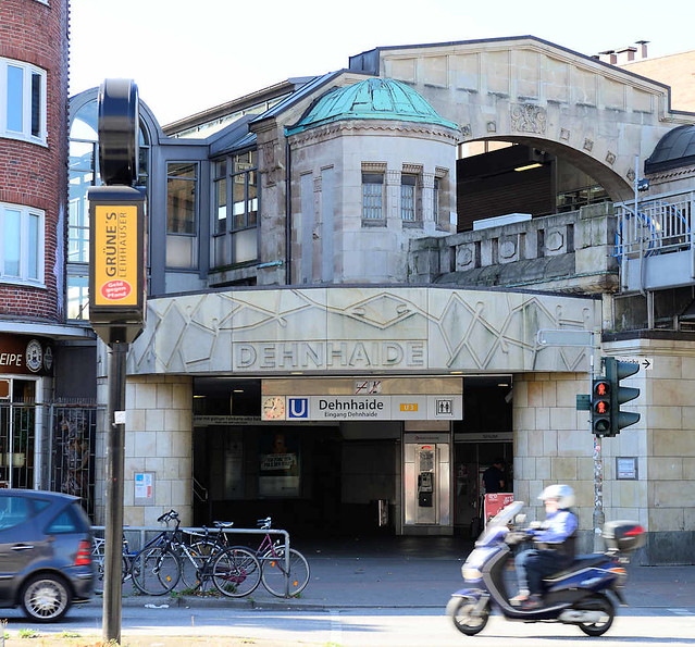2846 Haltestelle Denhaide der U-Bahn U3 in Hamburg Barmbek  Süd; das Empfangsgebäude wurde 1930  nach dem Entwurf der Architekten Distel & Grubitz errichtet.