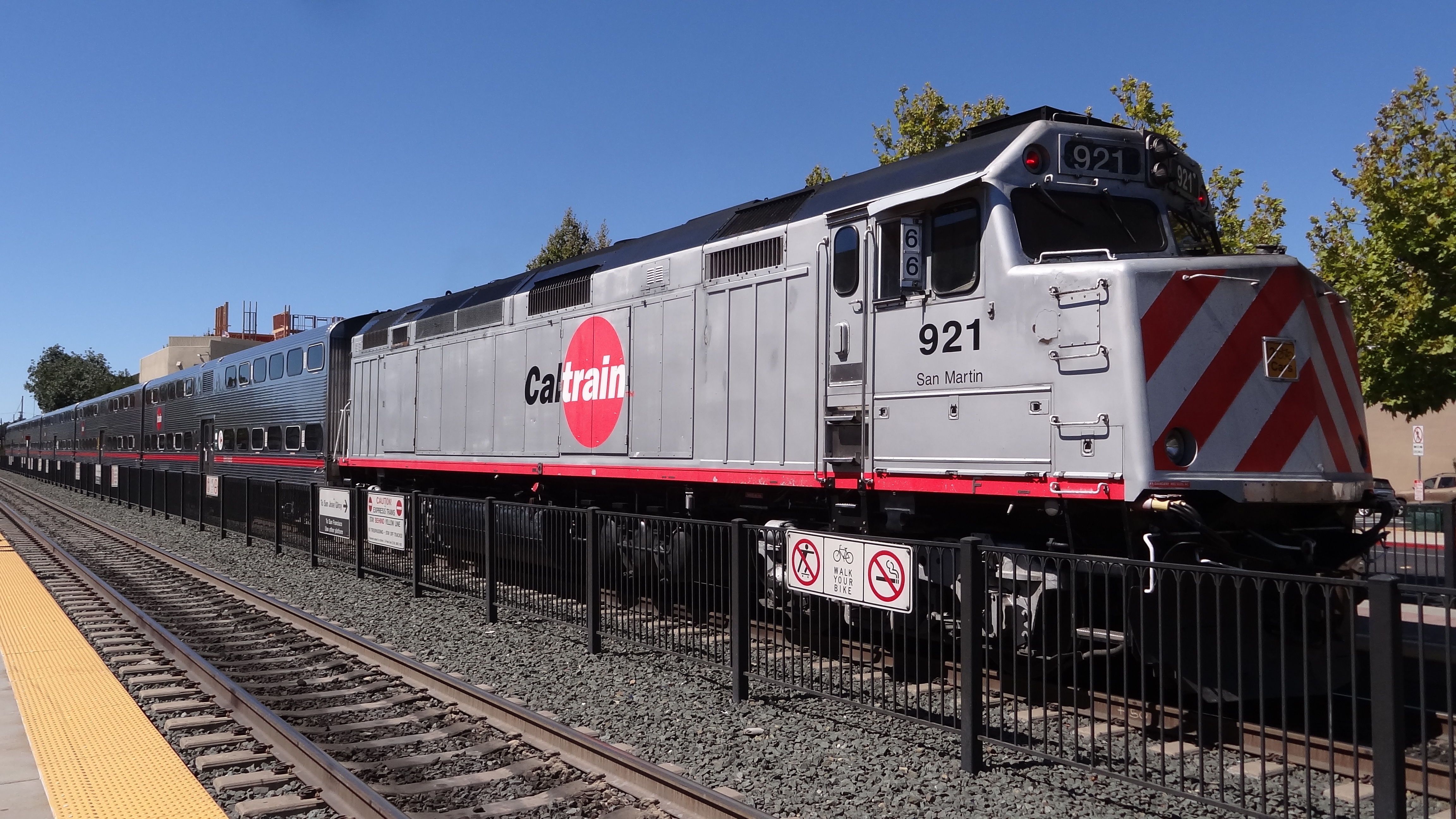Caltrain locomotive unit 921, San Martin, acting as a trailer at Redwood City Station