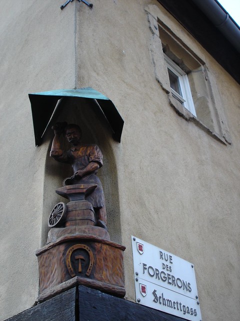 Forgerons sculptés et ornant une façade de maison à Turckheim (Alsace, Haut-Rhin, France)