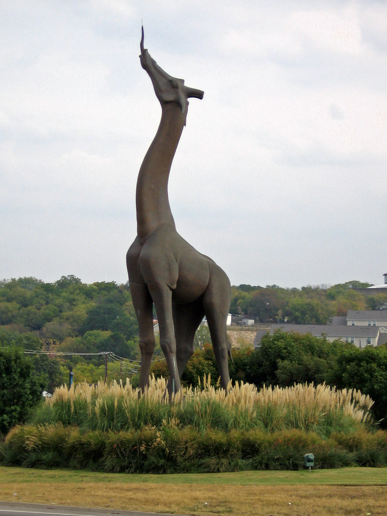 Giraffe statue at the entrance to the Dallas Zoo