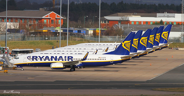 Six Ryanair 737-800's