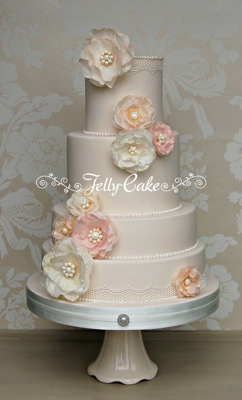 Wedding cake with rice paper | Beachweddingtips.com