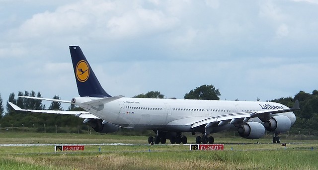 Airbus A340-642 Lufthansa  06-08-2013 004
