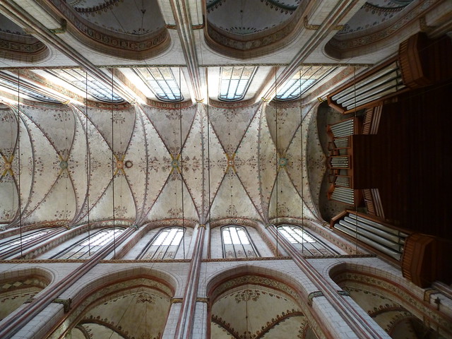 Hauptschiff der Lübecker Marienkirche mit dem 38,5 m hohen Gewölbe, rechts ist die Orgel zu erkennen