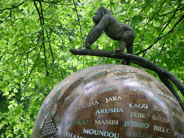 Howletts 01 - Statue (detail) in memory of John Aspinall (1926–2000)