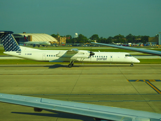 Porter Airlines –  Bombardier Dash Q8 400 C-GKQB @ Chicago Midway