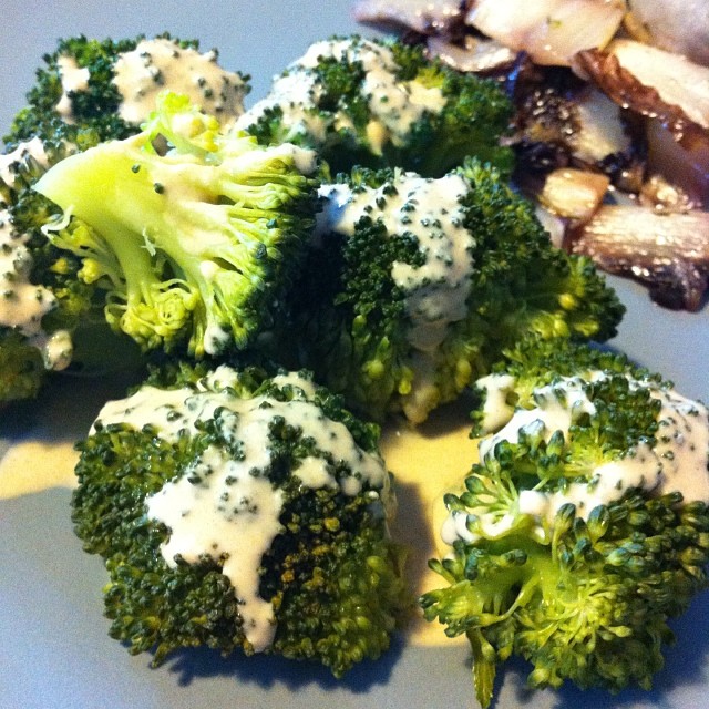 Broccoli al vapore con salsa di tahin e acidulato di umeboshi.