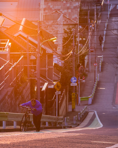 Sunset, Steep Slope / 岡本三丁目の坂 by yskark, この坂、自転車で登るよりも、下る方が怖いtokyo 東京 slope okamoto 岡本 坂