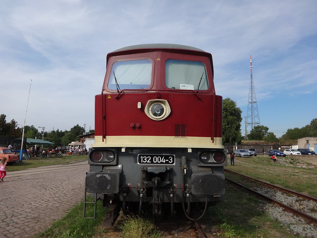 1973 dieselelektrische Lokomotive 132 004-3 (ex 232 004-2) genannt Ludmilla von Lokomotivfabrik Oktoberrevolution in Woroschilowgrad (Lugansk) für Deutsche Reichsbahn Niels-Bohr-Straße in 39106 Magdeburg-Alte Neustadt