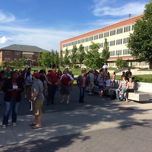 Crowd growing for student-led memorial service honoring President Floyd #WSU #GoCougs #IHeartEFlo