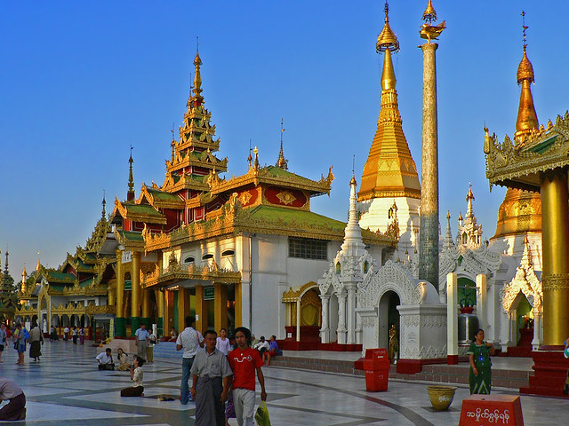 Shwedagon. A broad grouping (Yangon - MYANMAR)