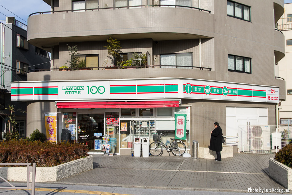 Konbini Lawson Store 100 en Mukojima (Tokio)
