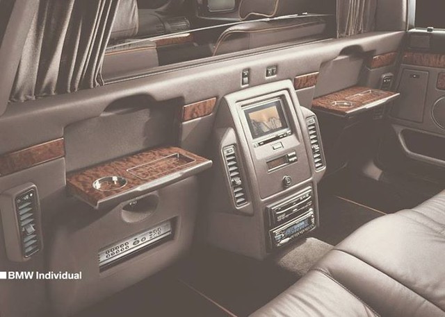 Take a look behind the scenes: beside a partition wall within the BMW 7 Series of the year 2000 a multimedia system gave the passengers an exclusive intimacy.