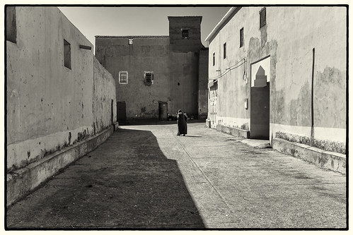 zagora marokko morocco man schatten shadows walls wände mauern street mann strasenszene bw streetscene city maroc altermann berber cityview strase sw fuji building fujix100s architecture x100s buildings architektur