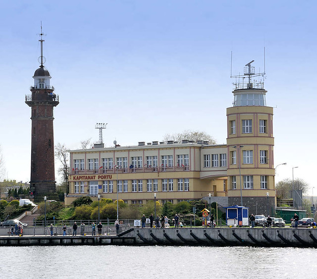 0048 Gebäude des Hafenkapitäns / Kapitanat Portu; Danziger Hafen - Radaranlage Leuchturm, Leuchtfeuer.