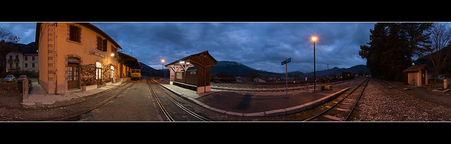Sur les chemins de fer de Provence : crépuscule en gare de Saint-André-les-Alpes