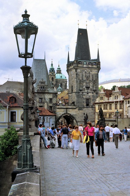 Praag, gotische toren bij de Karelsbrug, Tsjechië 1988