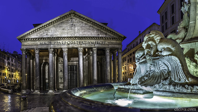 Pantheon con la fuente de la Rotonda en primer plano (Roma, Italia)