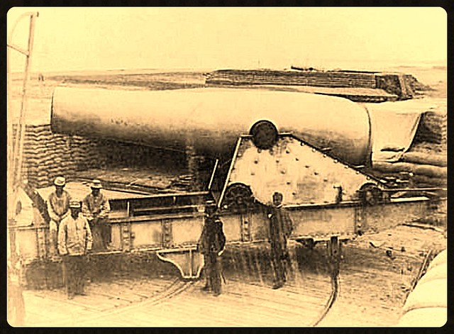 En primer plano, un inmenso cañón Rodman de 1000 libras del Callao