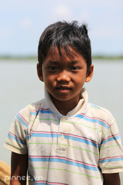 Little boy  in Tonle Sap