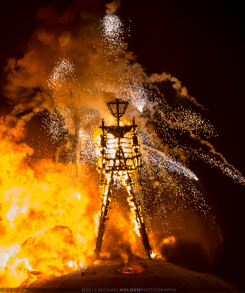 Сон горит человек. Огненный фестиваль Burning man. Burning man сожжение. Огненный человек Burning man. Пустыня Блэк-рок. Burning man фестиваль сжигание.