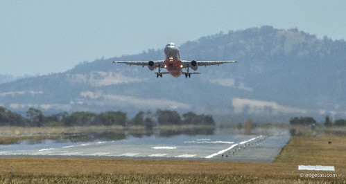 tarmac plane airplane airport aviation flight jet australia tasmania hobart runway 61 nikond3200 passengerjet edgetas abcedge