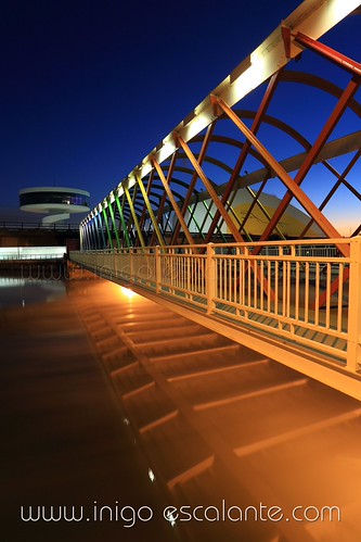 Amanecer Centro Niemeyer en Aviles by Iñigo Escalante, Aunque ponga que es un centro abierto a todo el mundo no nos dejaron entrar a hacer fotos lo cual no