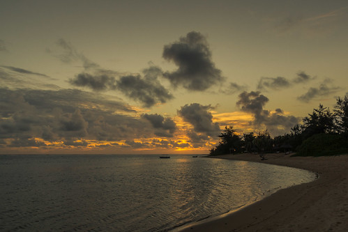 Ile Maurice 2 by WalShot, Coucher de soleil sur une plage de l'ile Mauricesunset soleil nuit plage mauritus coucherdesoleil il