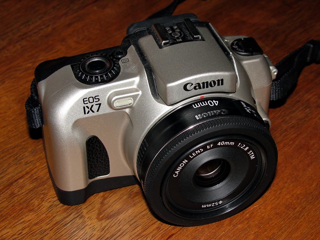Canon EOS IX7 + EF 40mm 1:2.8 STM