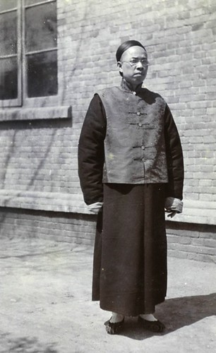 天津紫竹林海关楼外中国职员 1900s Tianjin Custom House