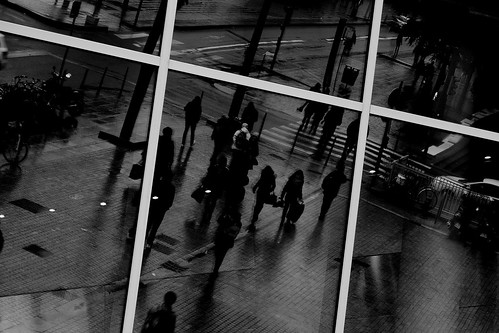 black building de view lyon noiretblanc reflets passants ruestreet photopascalcolin quartierpardieu witheruestreeturbanphoto