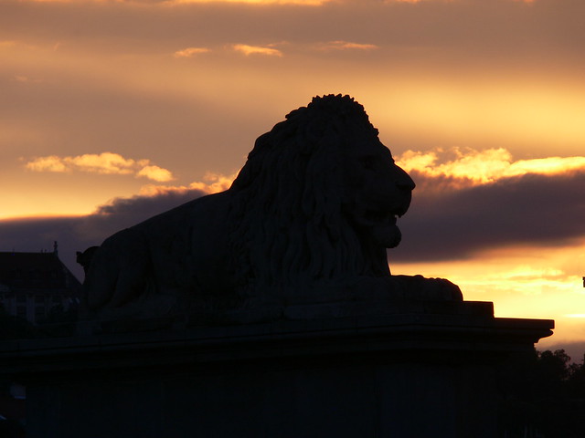 A Lánchíd oroszlánja a naplemetében