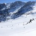 Výhled na celou lyžařskou kotlinu z hřebenové tratě Panorama