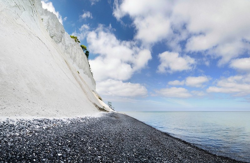 20130609-P04F | Die Kreidefelsen von Møns Klint, am Strand unterhalb des Dronningestolen (Königsstuhl). Panoramafoto. Møn/Dänemark, 09.06.2013