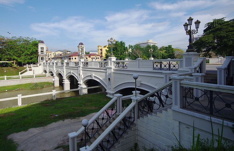 sultan iskandar bridge separating the old town and new town of ipoh
