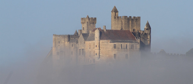 Château de Beynac dans la brume